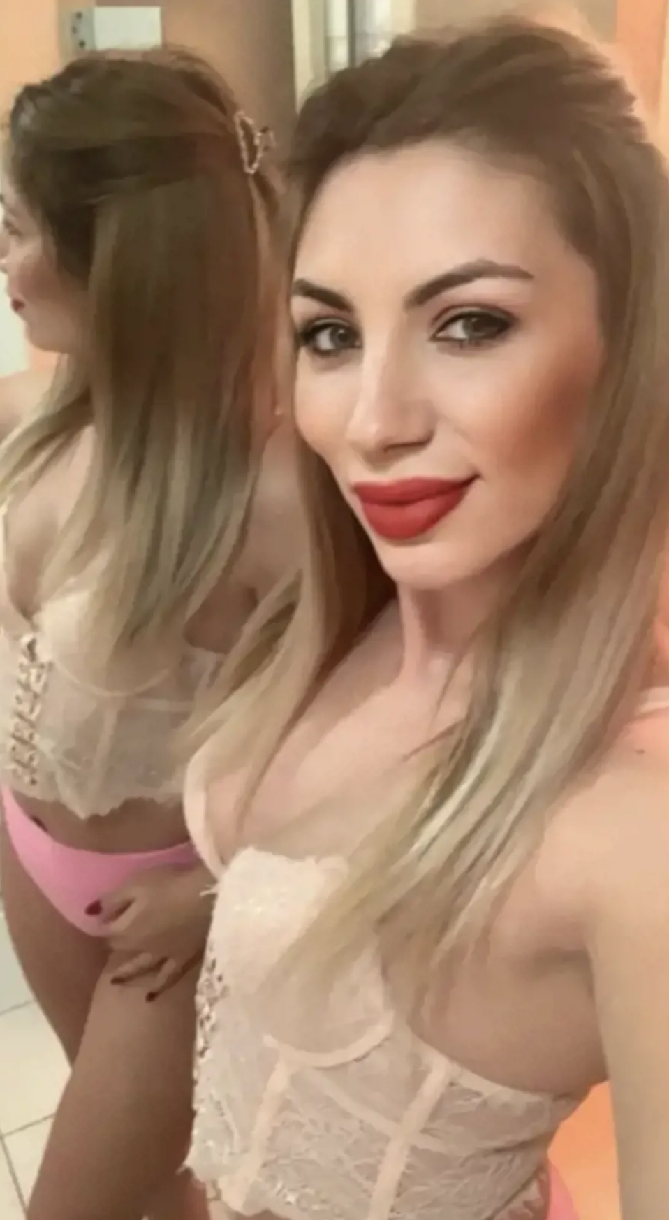 Amalia | Noua In Oras Caut Momente De Neuitat